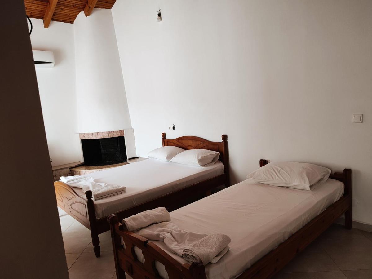 Petros Rooms Himare Bilik gambar