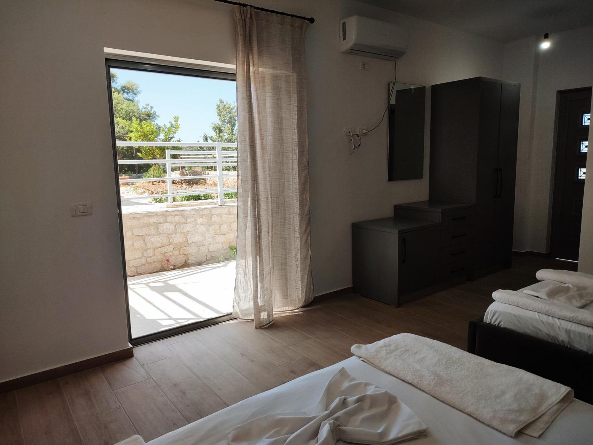 Petros Rooms Himare Bilik gambar