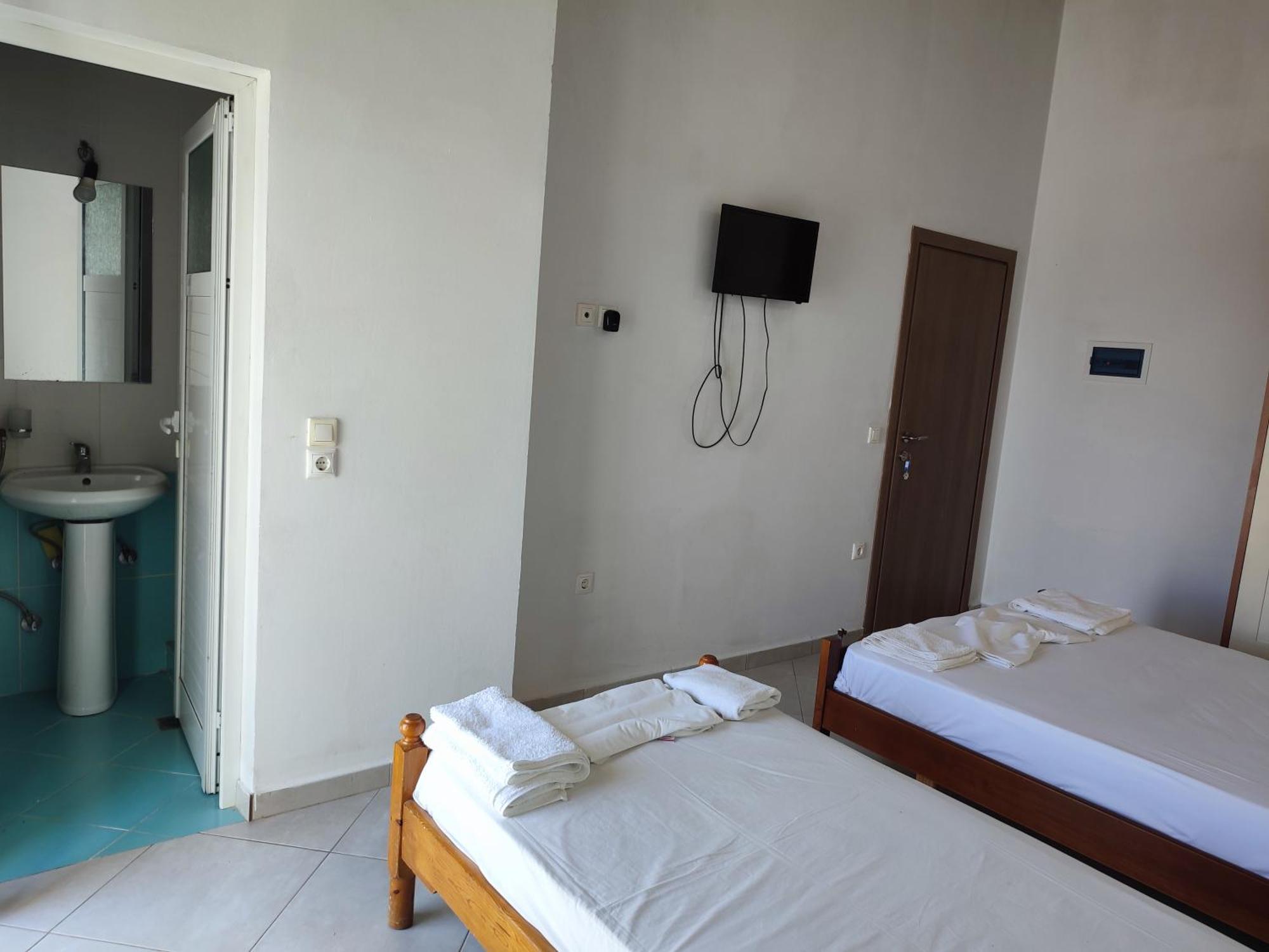 Petros Rooms Himare Bilik gambar
